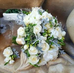 Маленький букет невесты из роз и фрезии