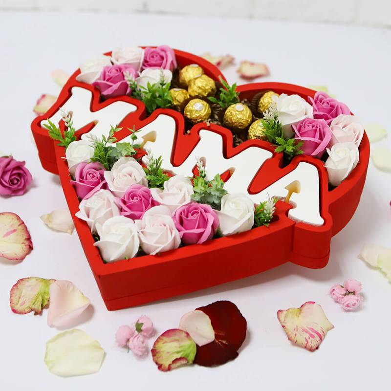Сердце с мыльными розами и конфетами для мамы