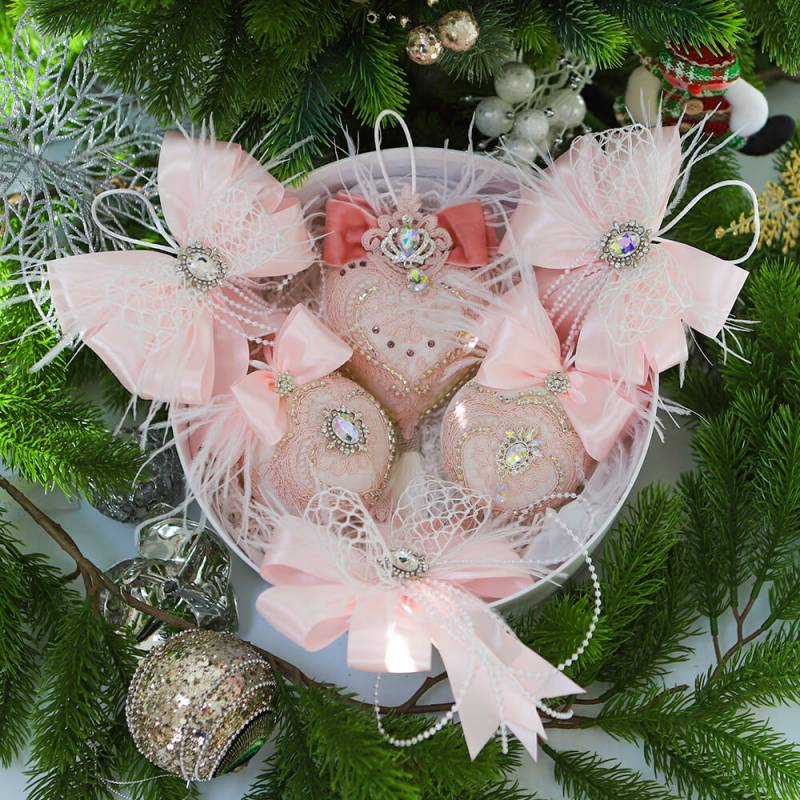 Набор новогодних шаров ручной работы "Розовое кружево" с бантами