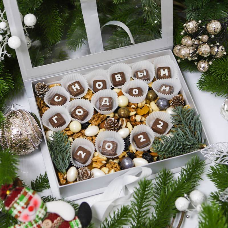 Набор шоколадных конфет и орехов  "С Новым 2022 годом"