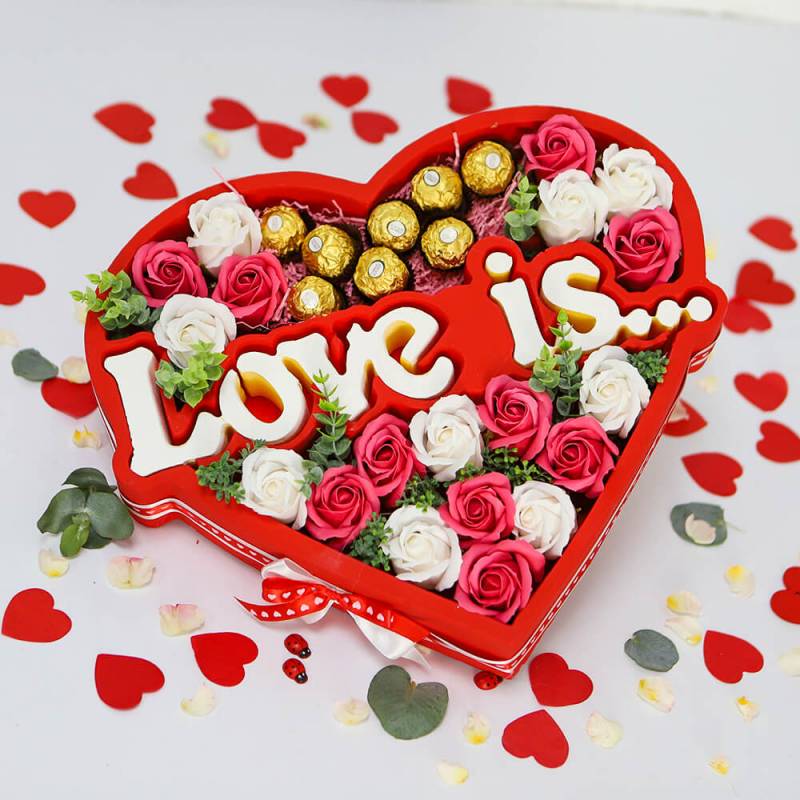 Композиция Love is c мыльными цветами и конфетами Ferrero