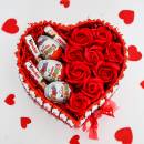 Сердце из киндер шоколада с мыльными розами