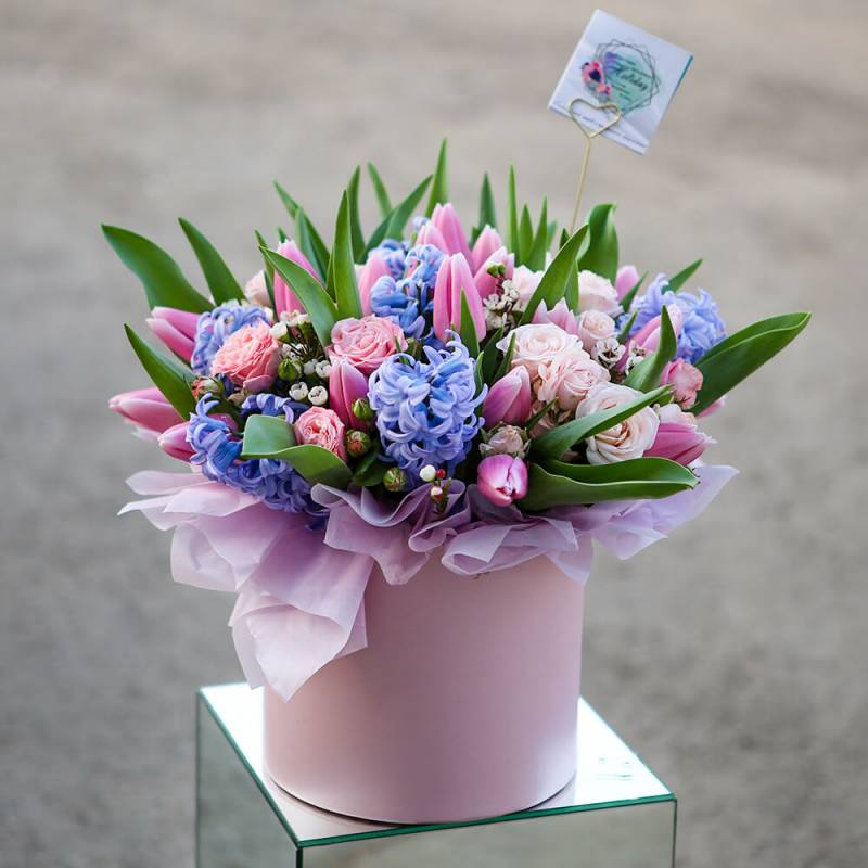 Букет с весенними цветами в шляпной коробке купить в Краснодаре недорого -доставка 24 часа