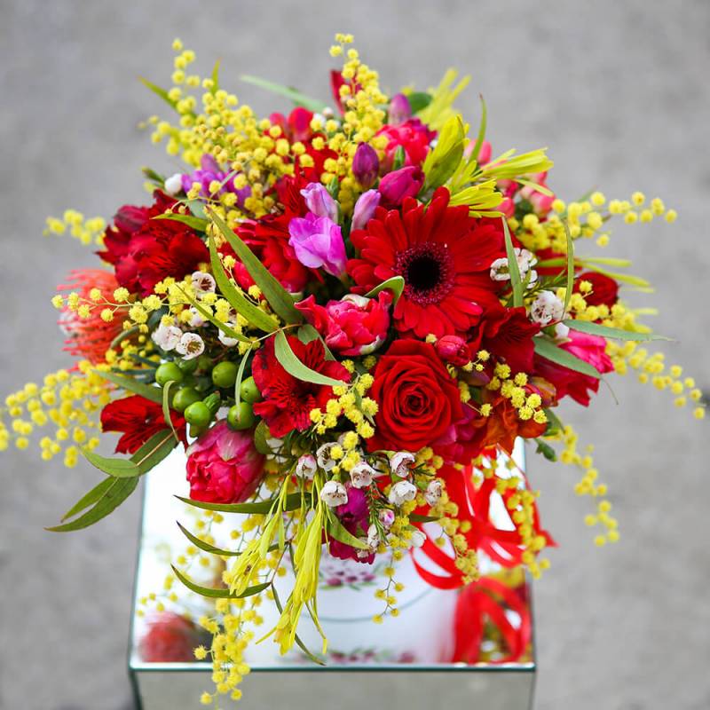 Букет с весенними цветами в шляпной коробке на 8 марта