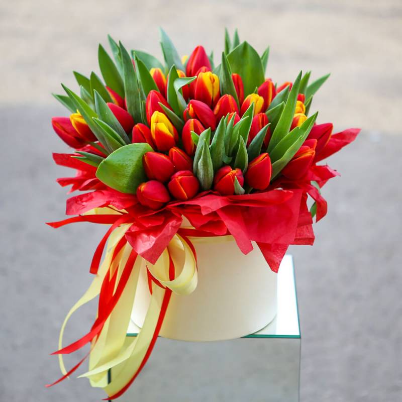 Шляпная коробка с тюльпанами
