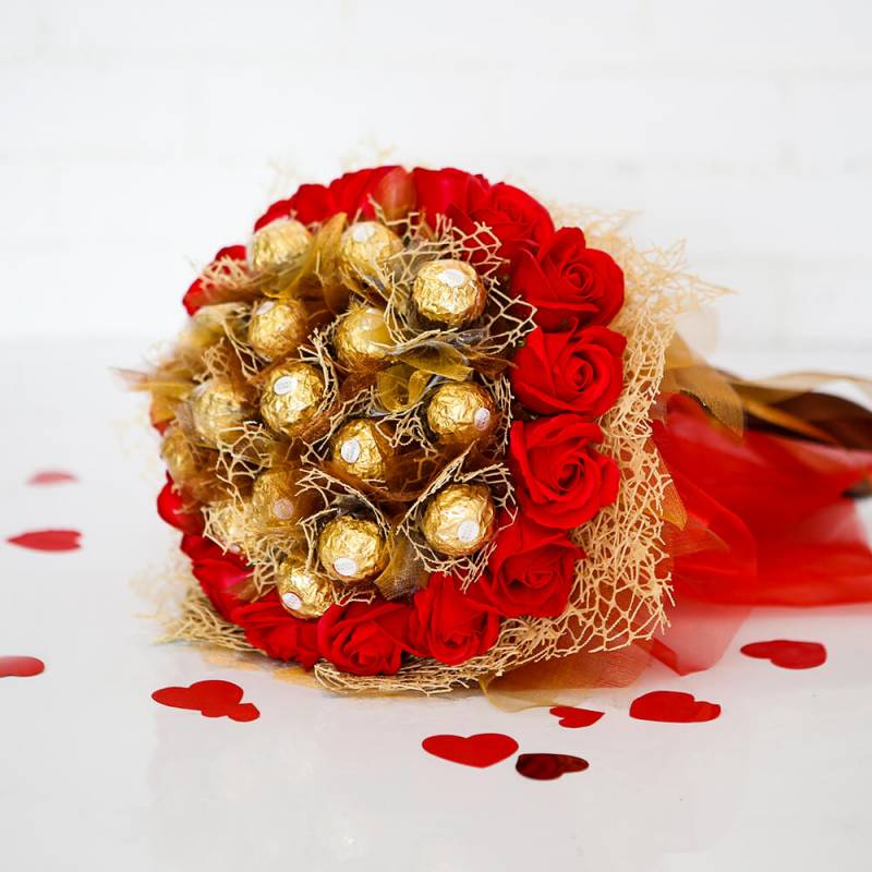 Букет из конфет Ferrero Rocher с мыльными розами