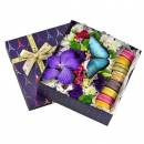 Коробка с цветами, макаронс и тропической бабочкой