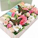 Коробка с макаронс, цветами и тропическими бабочками