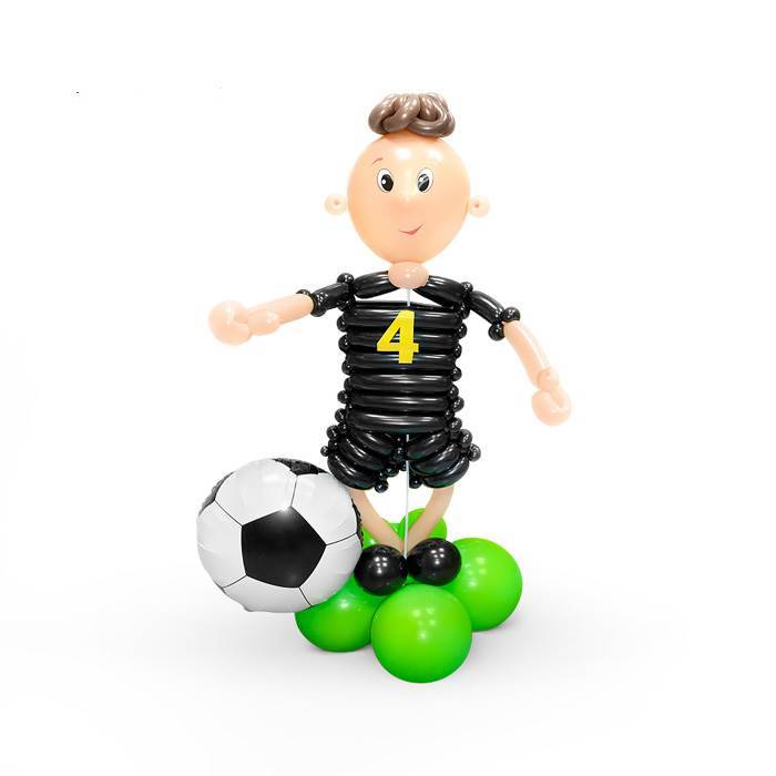 Футболист из шаров в черном