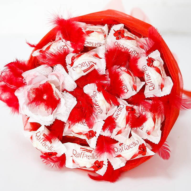 Красный букет из конфет