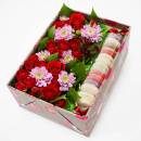 Макаронс с цветами в коробке "Аромат"