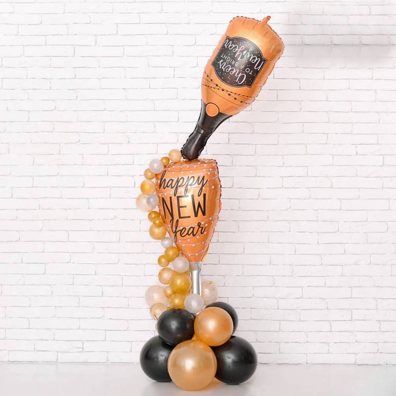 Новогодняя композиция из воздушных шаров с шампанским и бокалом