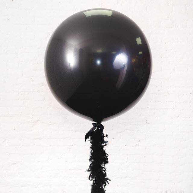 Олимпийский шар с черным боа.