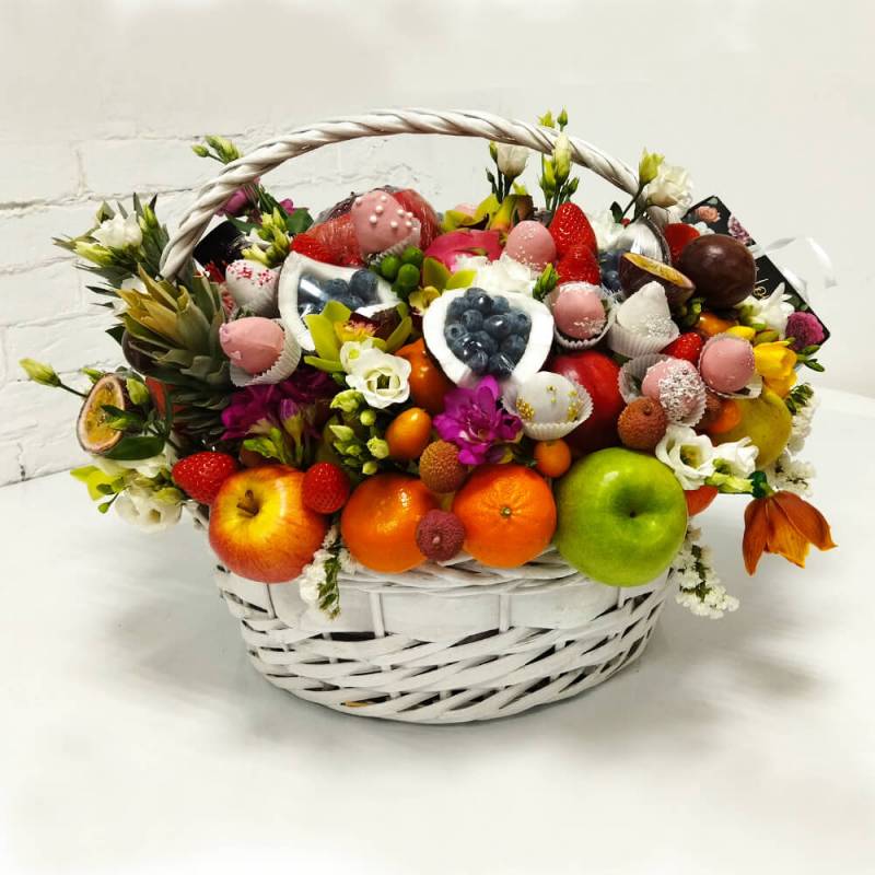 Vip корзина с фруктами, цветами и ягодами